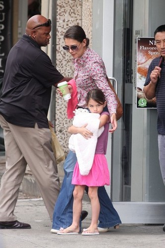  Katie and Suri Grab A Bagel Then Leave Town [July 30, 2012]