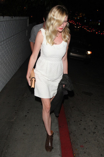  Kirsten Dunst at অট্টালিকা Marmont in West Hollywood [August 2, 2012]