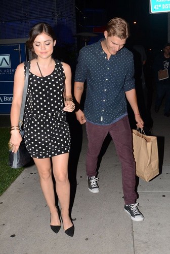  Lucy and her boyfriend Chris Zylka leaving 蟒蛇, 宝儿 steakhouse in LA