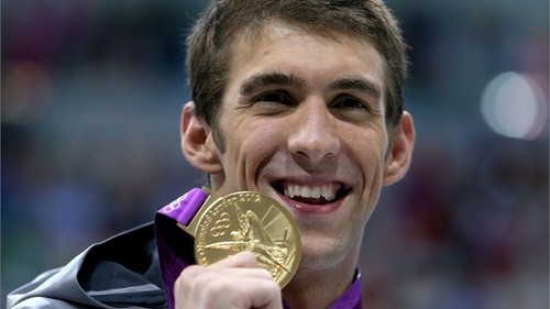  Michael Phelps with his ginto medal after winning the men's 200m individual medley final