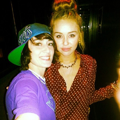  Miley - Νew Фан Pics.