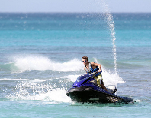  Nathan Sykes Jetskiing at Sandy Lane pantai in Barbados