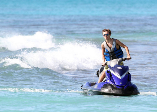  Nathan Sykes Jetskiing at Sandy Lane समुद्र तट in Barbados
