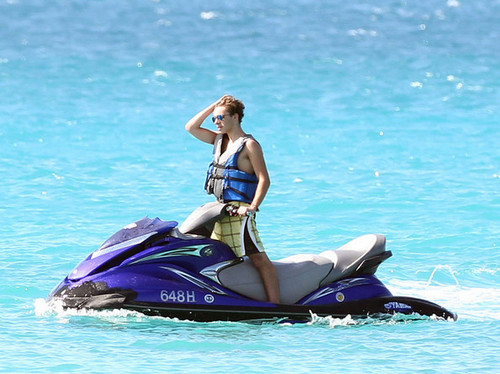  Nathan Sykes Jetskiing at Sandy Lane समुद्र तट in Barbados