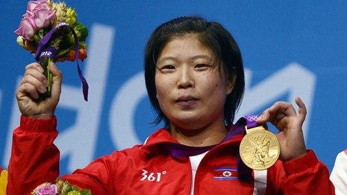  North Korea's Rim Jong Sim wins ginto in the women's 69kg weightlifting