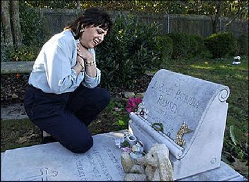  Patsy Ramsey at JonBenet's Grave