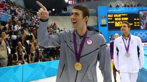  Phelps wins ゴールド in the men's 100m バタフライ, 蝶 final