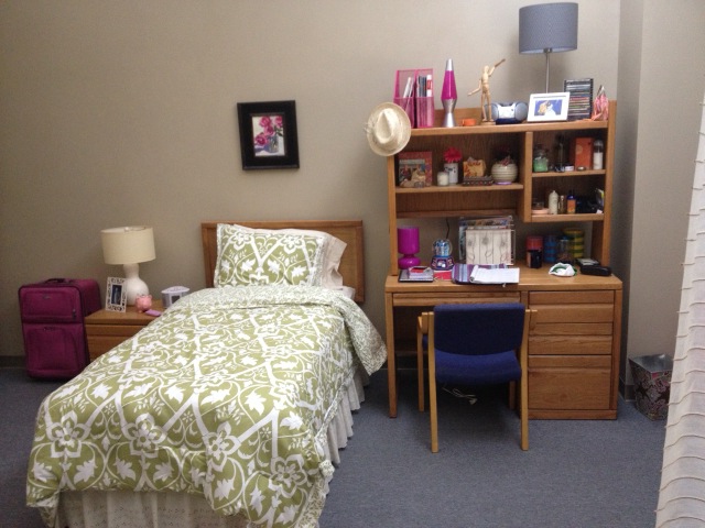 Rachel's dorm room in NY (+ her roommates part)