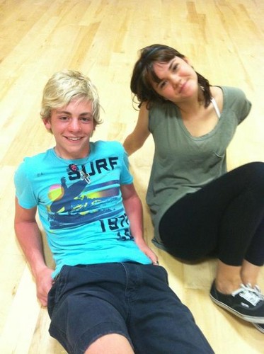  Ross Lynch and Maia Mitchell during “Teen spiaggia Musical” rehearsals!