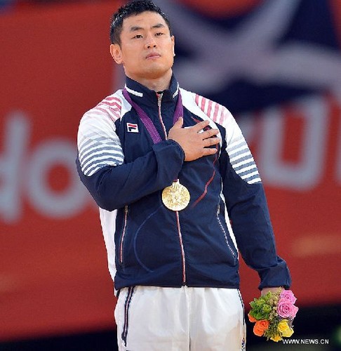  S.korean Song Dae-Nam wins Золото in olympic men's 90-kg judo.