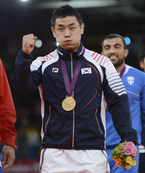  S.korean Song Dae-Nam wins ginto in olympic men's 90-kg judo.