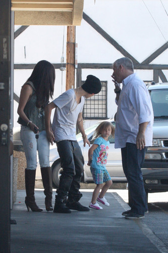  Selena and Justin coming out of the restaurant Sushi Dan, in Los Angeles