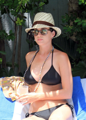  Wearing A Bikini At A Hotel Pool In Miami [26 July 2012]