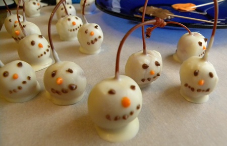 snowman चॉकलेट covered cherries