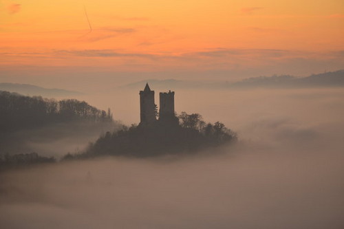  saaleck गढ़, महल over morning fog