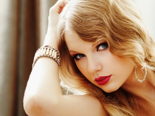  taylor-swift-hot-red-lipstick!