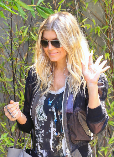  Fergie Gets Picked Up At Her utama [August 10, 2012]