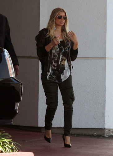 Fergie Gets Picked Up At Her home pagina [August 10, 2012]