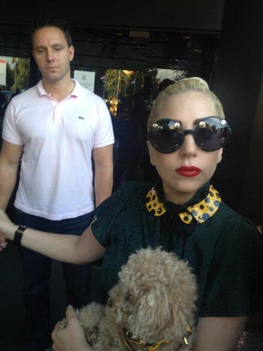  Gaga with 粉丝 outside her hotel in Sofia, Bulgaria (Aug. 12)