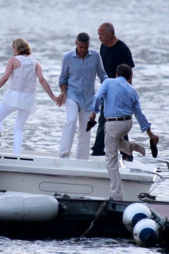  George Clooney and Stacy Keibler Get on a mashua [August 9, 2012]