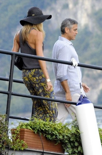  George Clooney and Stacy Keibler Get on a नाव [August 9, 2012]