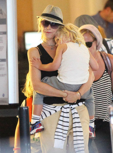  Gwen Stefani And Son Arriving On A Flight At LAX [August 8, 2012]