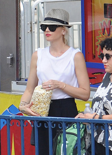  Gwen Stefani Out With Her Kids [July 27, 2012]