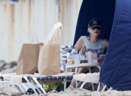  Gwen Stefani and Gavin Rossdale Make Out on the beach, pwani [August 7, 2012]
