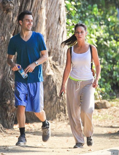  Jennifer प्यार Hewitt Jogging in Santa Monica [August 7, 2012]