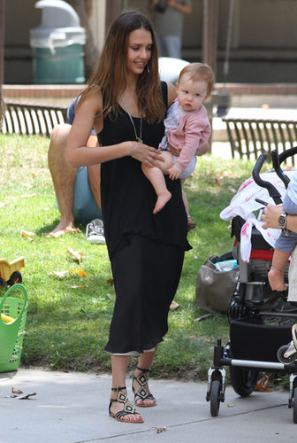  Jessica Alba And Family Enjoy A ngày At The Park [August 4, 2012]