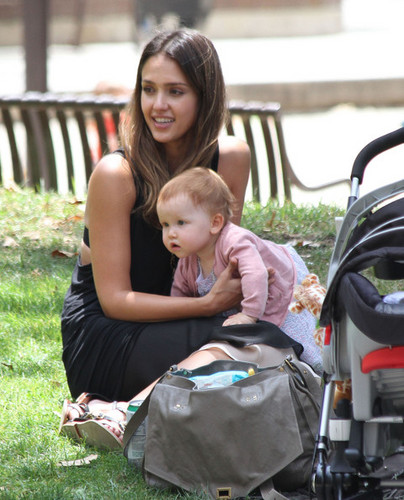  Jessica Alba And Family Enjoy A jour At The Park [August 4, 2012]