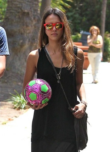  Jessica Alba And Family Enjoy A Tag At The Park [August 4, 2012]
