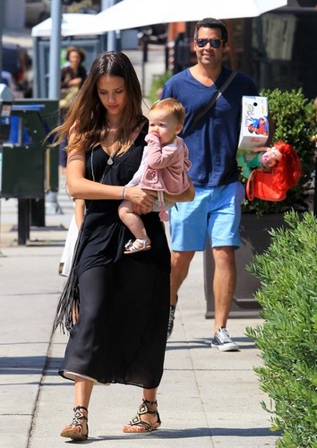  Jessica Alba And Family Enjoy A Tag At The Park [August 4, 2012]