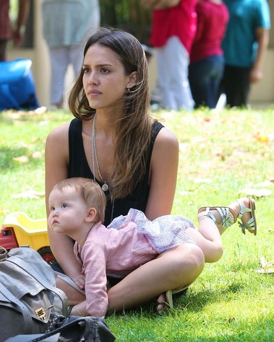  Jessica Alba And Family Enjoy A siku At The Park [August 4, 2012]
