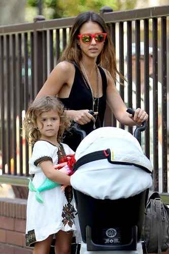  Jessica Alba And Family Enjoy A giorno At The Park [August 4, 2012]