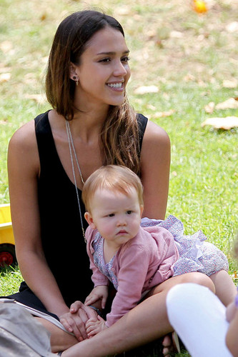  Jessica Alba And Family Enjoy A siku At The Park [August 4, 2012]