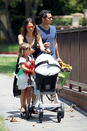 Jessica Alba And Family Enjoy A день At The Park [August 4, 2012]