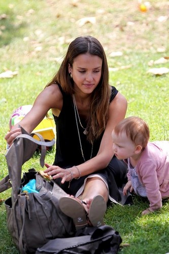  Jessica Alba And Family Enjoy A दिन At The Park [August 4, 2012]