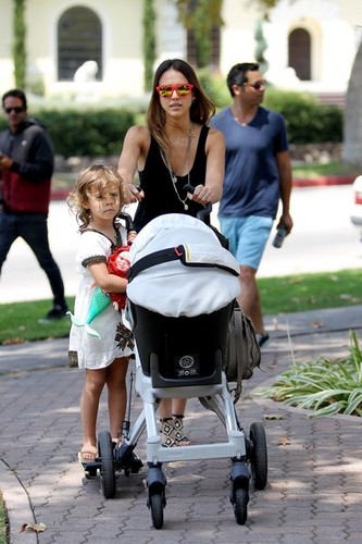  Jessica Alba And Family Enjoy A 일 At The Park [August 4, 2012]