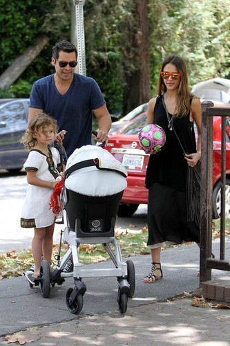  Jessica Alba And Family Enjoy A araw At The Park [August 4, 2012]