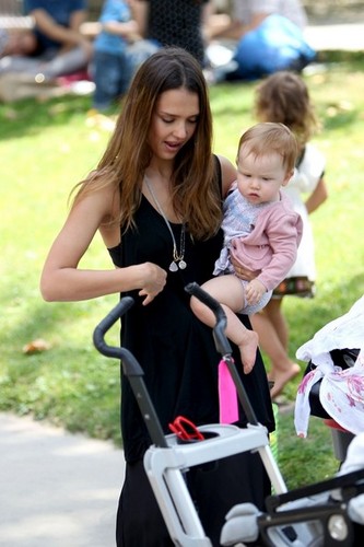  Jessica Alba And Family Enjoy A دن At The Park [August 4, 2012]