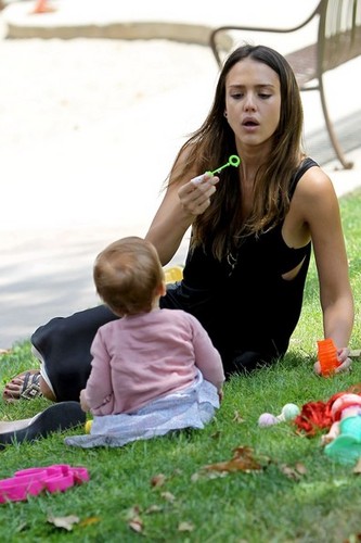  Jessica Alba And Family Enjoy A दिन At The Park [August 4, 2012]