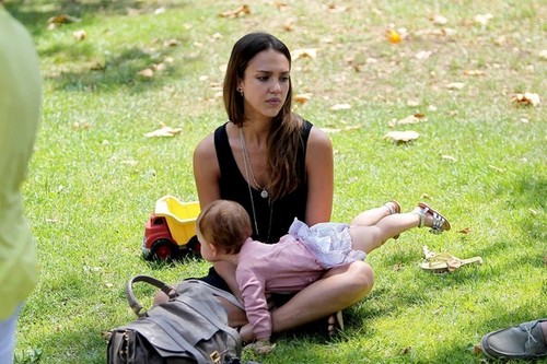  Jessica Alba And Family Enjoy A hari At The Park [August 4, 2012]