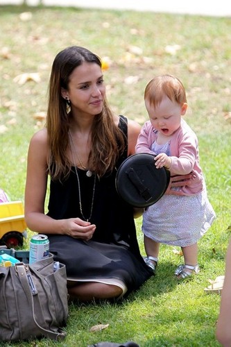  Jessica Alba And Family Enjoy A araw At The Park [August 4, 2012]