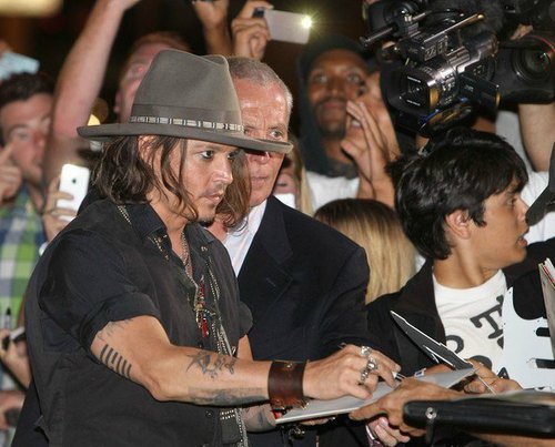  Johnny Depp arrives at màu hồng, hồng taco