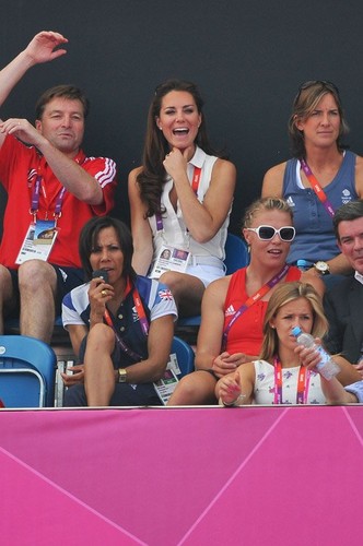  Kate cheering on the Great Britain hockey team during Tag 14 of the OG