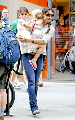  Katie Holmes and Suri in NYC [August 6, 2012]