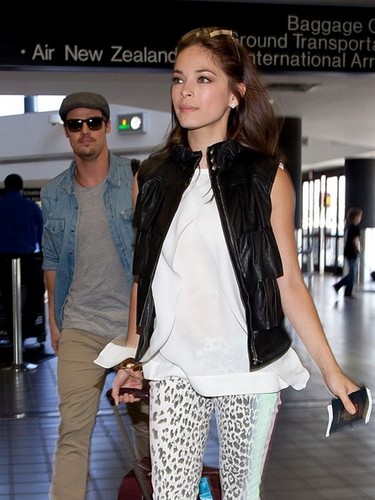  Kristin and স্থূলবুদ্ধি বাচাল ব্যক্তি at Los Angeles Airport (July 4th, 2012)