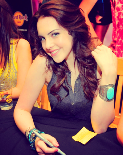 Elizabeth Gillies: "iParty with Victorious" Interview.