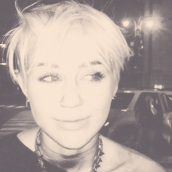  Miley says goodbye to the bun, debuts new haircut